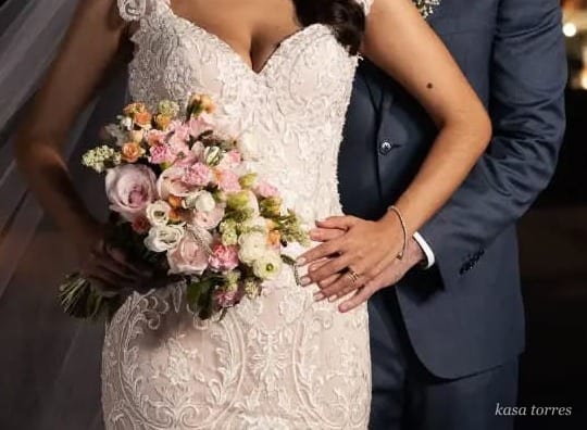 Buquê em tons rosa pastel com flores do campo