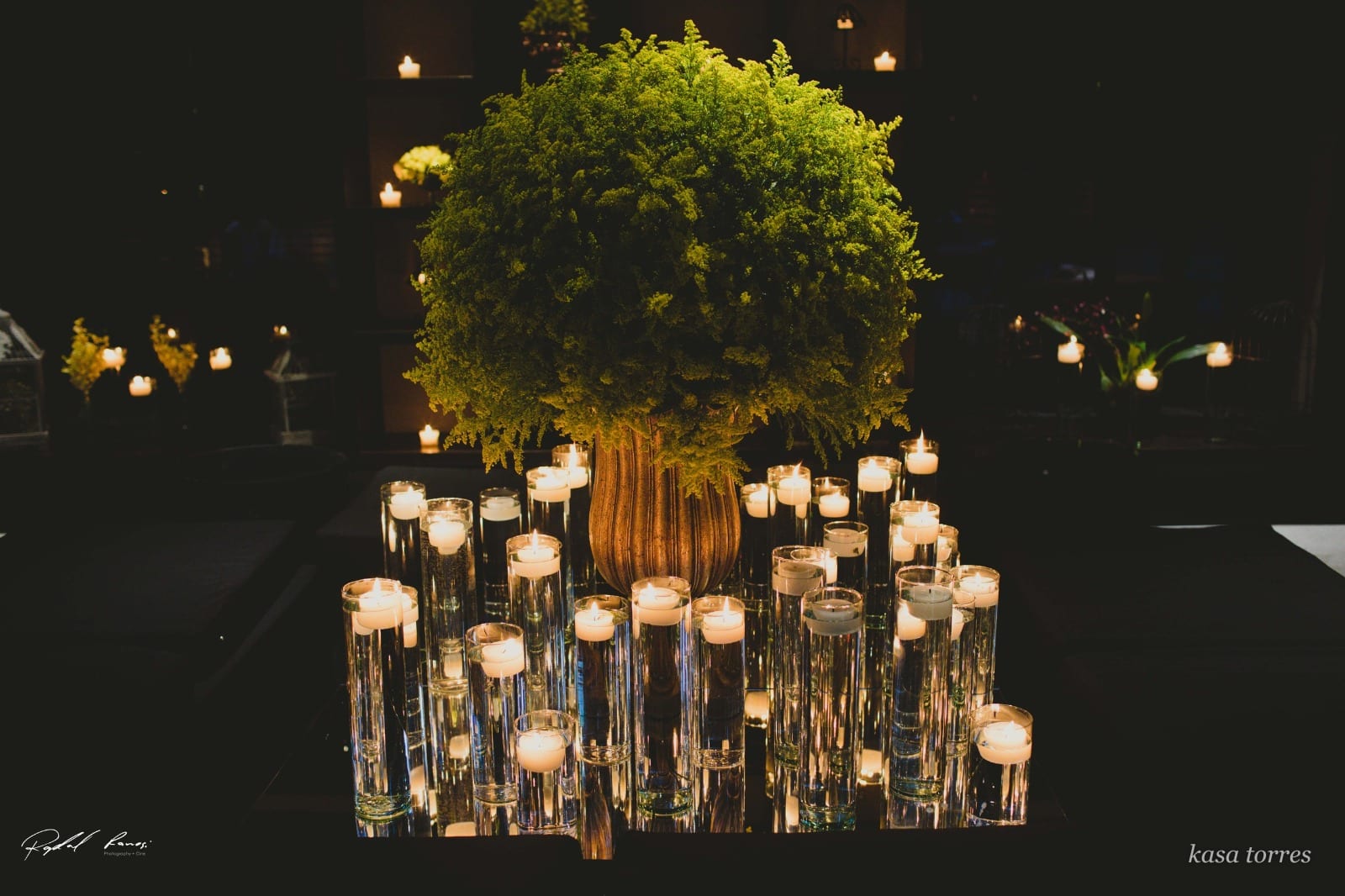 Casamento campestre com samambaias, velas flutuantes e arranjos rústicos — Kasa Torres