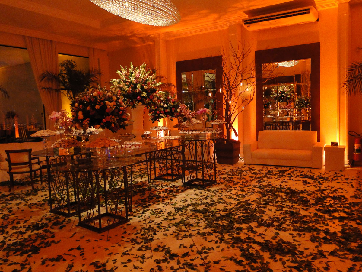 Decoração sofisticada de evento social em São Paulo — flores, mesa posta e iluminação cênica pela Kasa Torres