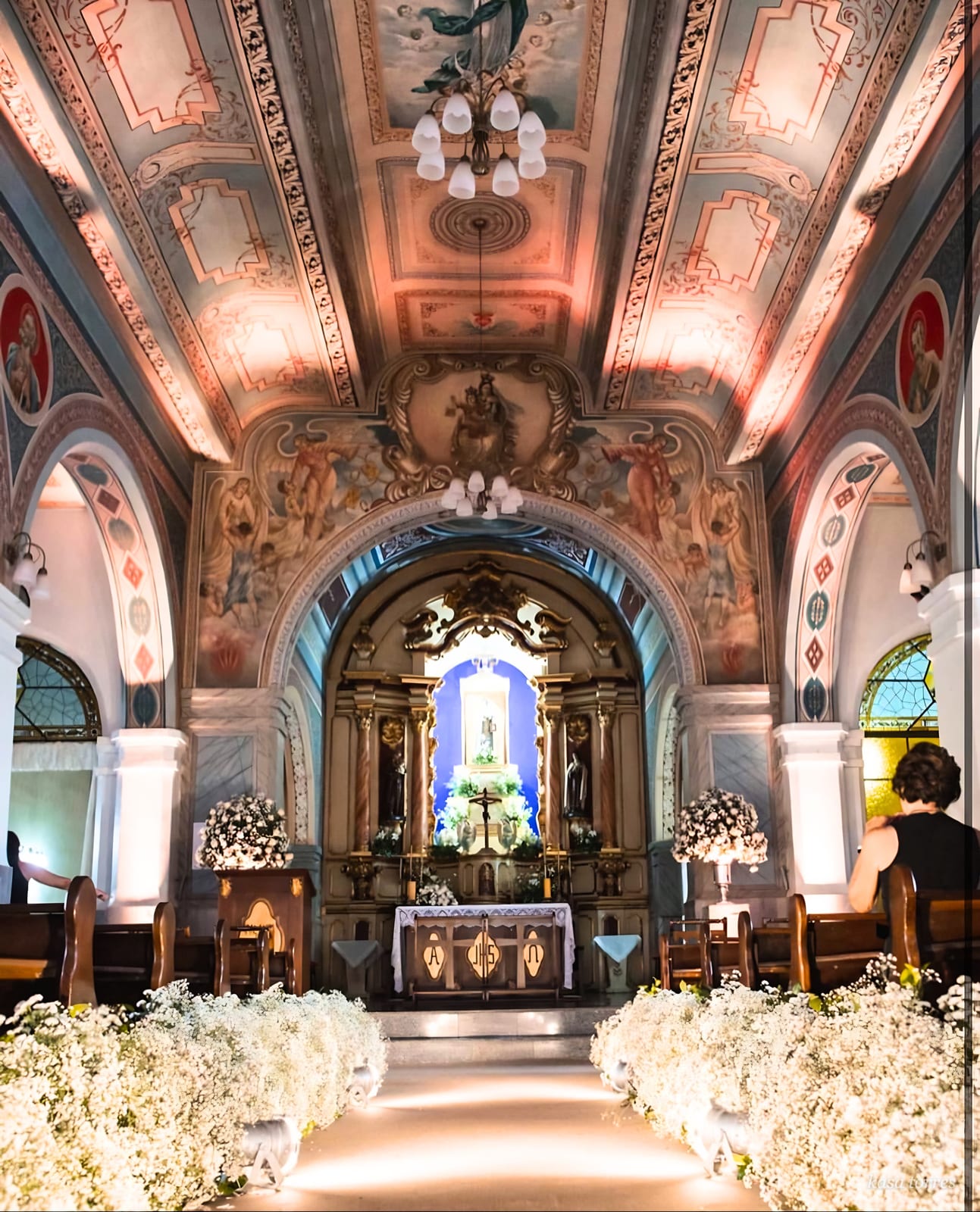 Cerimônia de casamento em igreja barroca com afrescos no teto e corredor de flores brancas — Kasa Torres